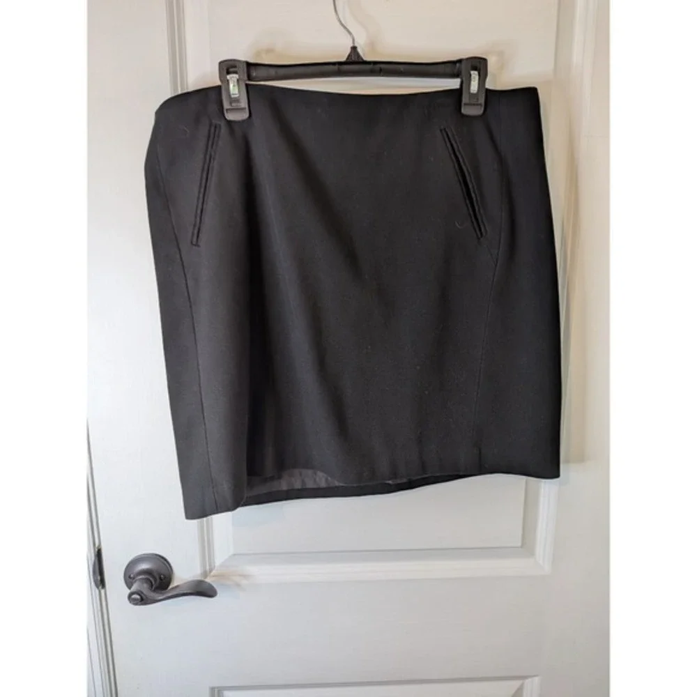 LOFT Black Textured Mini Skirt Size 14 Front Pockets Professional Office Wear‎
